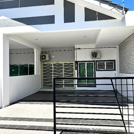 Zh Homestay Teluk Batik Лумут Экстерьер фото