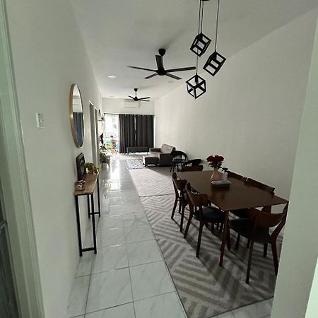 Zh Homestay Teluk Batik Лумут Экстерьер фото