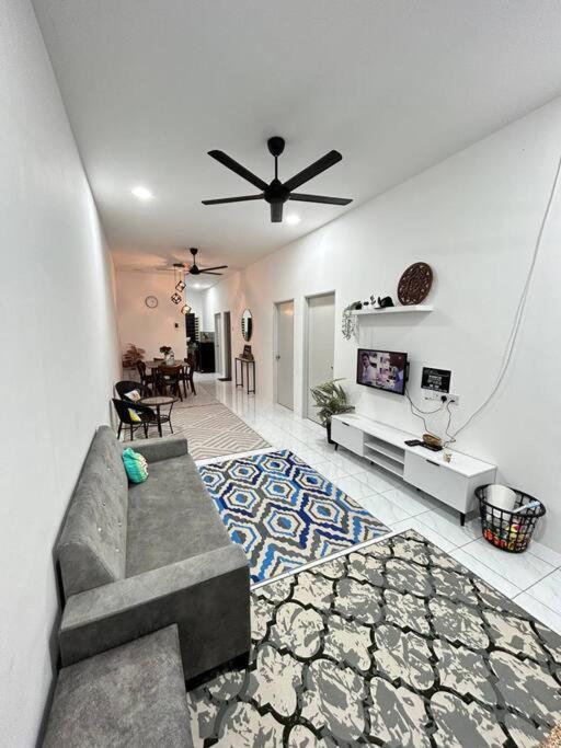 Zh Homestay Teluk Batik Лумут Экстерьер фото