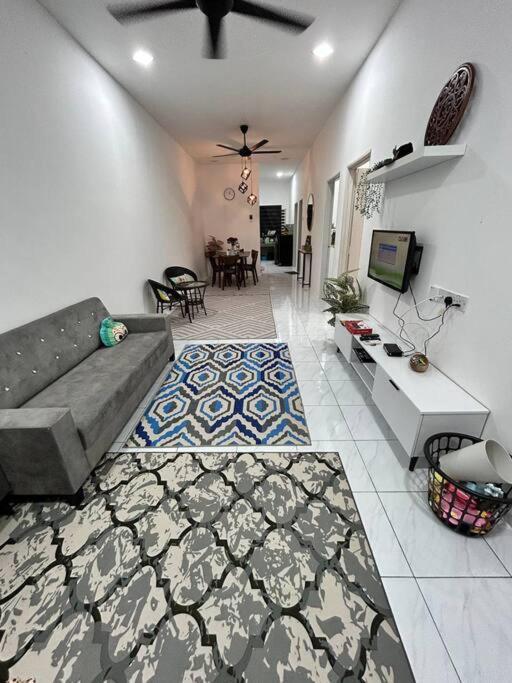 Zh Homestay Teluk Batik Лумут Экстерьер фото
