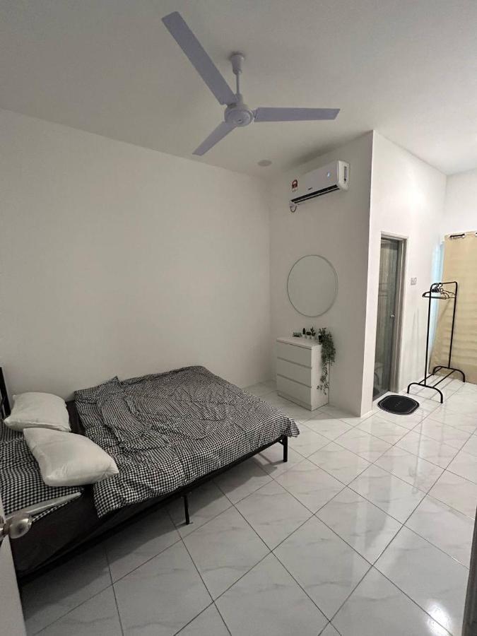 Zh Homestay Teluk Batik Лумут Экстерьер фото