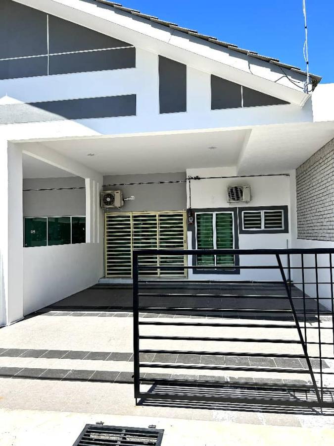 Zh Homestay Teluk Batik Лумут Экстерьер фото