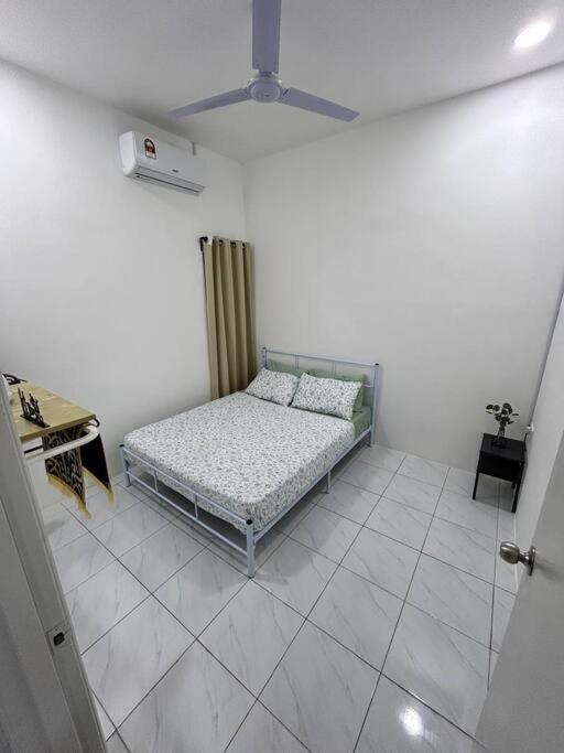 Zh Homestay Teluk Batik Лумут Экстерьер фото