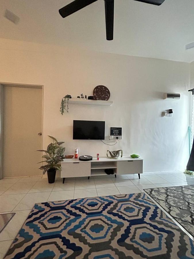 Zh Homestay Teluk Batik Лумут Экстерьер фото